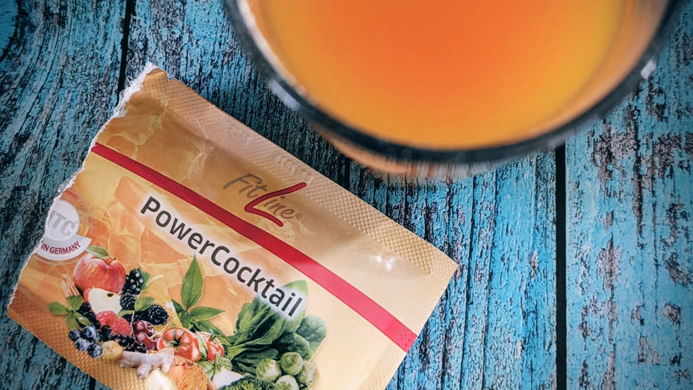 Glas mit gelbem PowerCocktail für Energie am Morgen